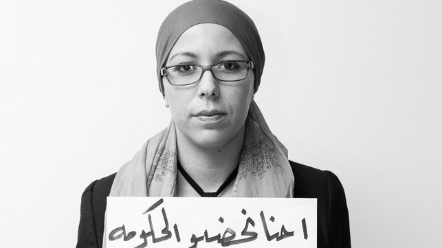 "Nosotros vigilamos al Gobierno, no al contrario", mensaje de la bloguera marroquí Zineb Belmkaddem durante el encuentro de blogueros árabes en Ammán. Fuente: 7iber