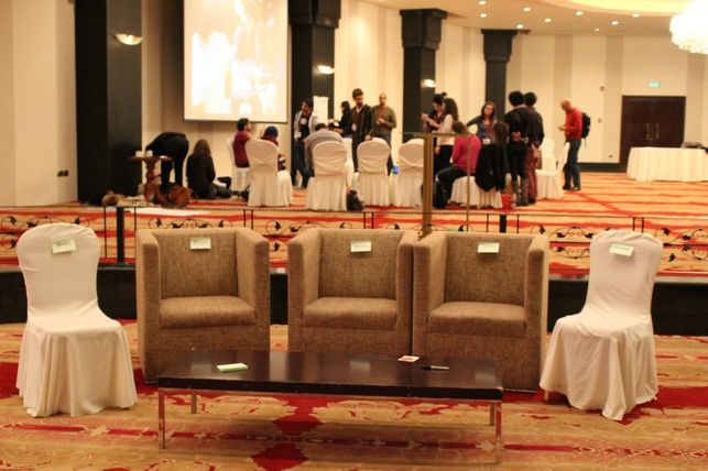 Sillas vacías en honor a los ausentes en el Encuentro de Blogueros Árabes (AB14). Fuente: página oficial de AB14